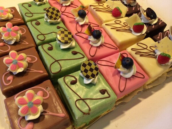 Chipolata cake petit fours p/8